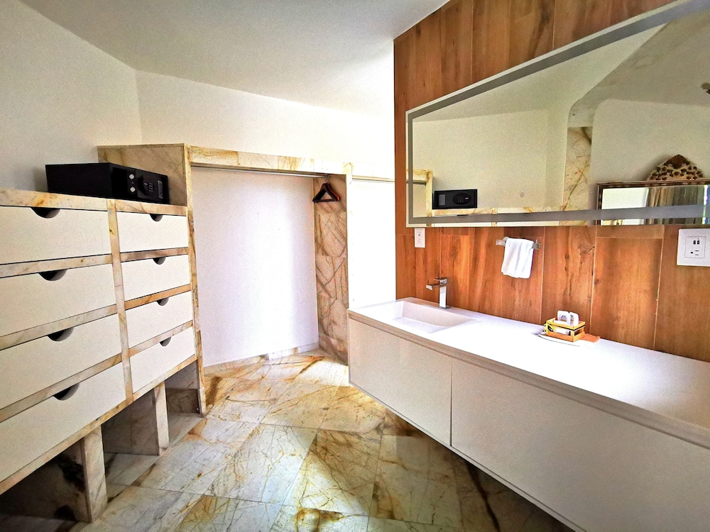 Blue Diamond Suite photo 3