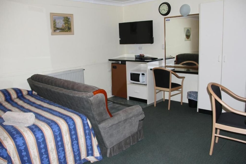 Budget Family Room - Photo 2