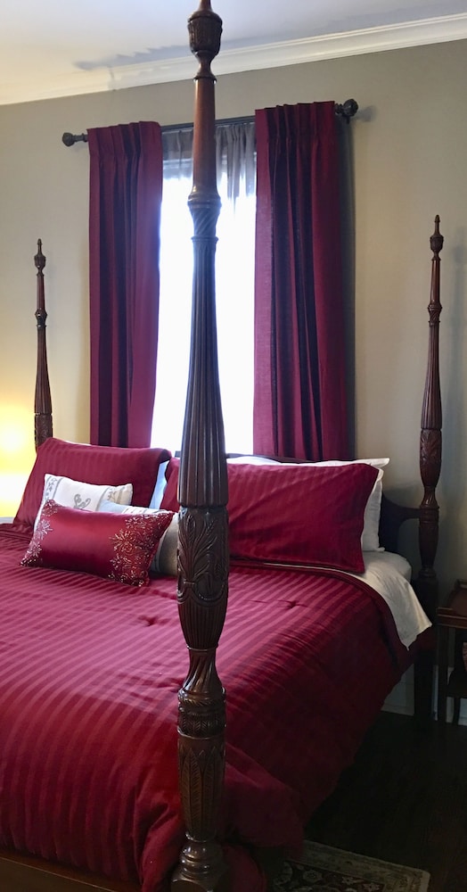 Classic Suite, 1 King Bed, Shared Bathroom