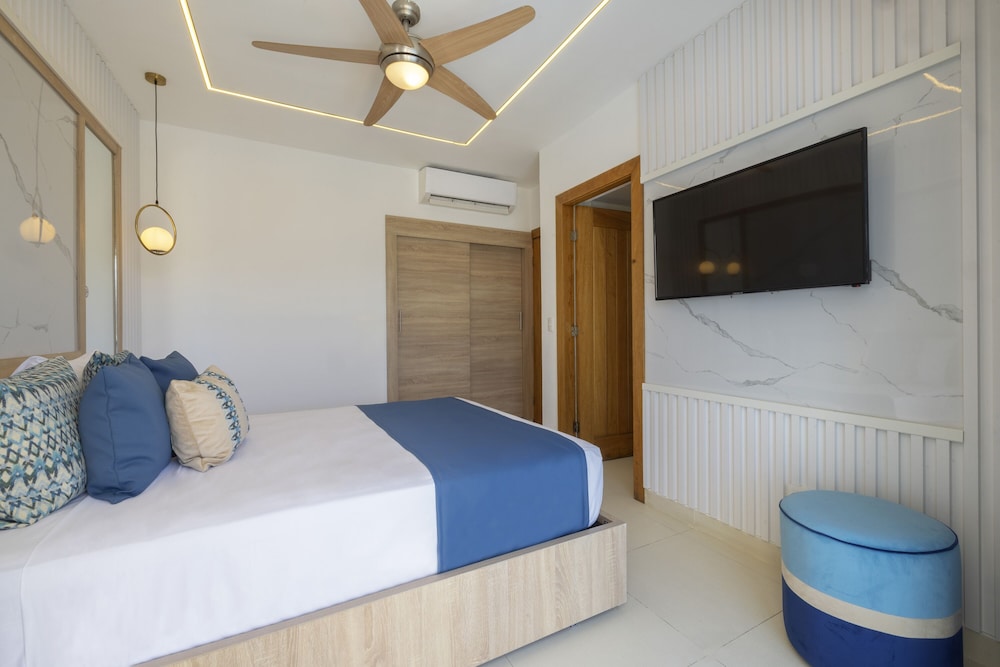 Standard Double Room, Pool View thumbnail 5
