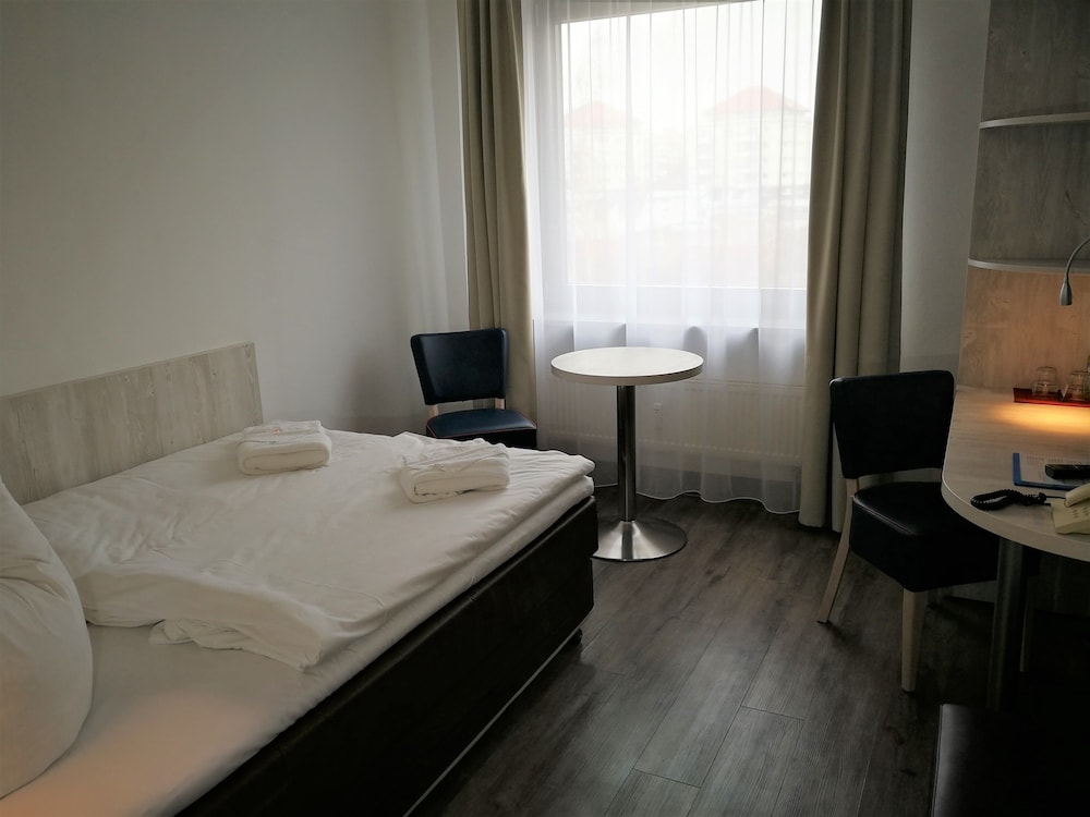 Economy Double Room photo 3