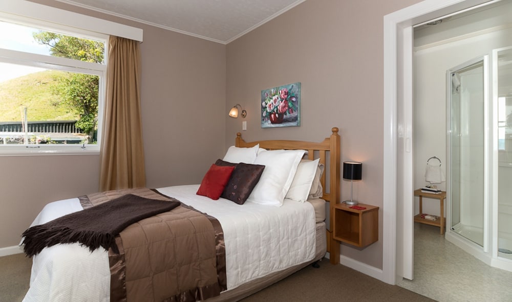 Room, 1 Queen Bed, Ocean View (Front) photo 2