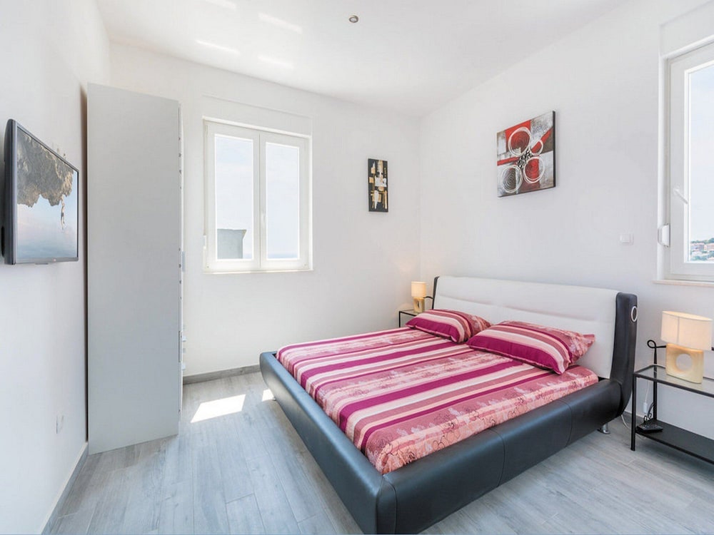 Apartment (Four Bedroom Holiday Home with Swimmi)