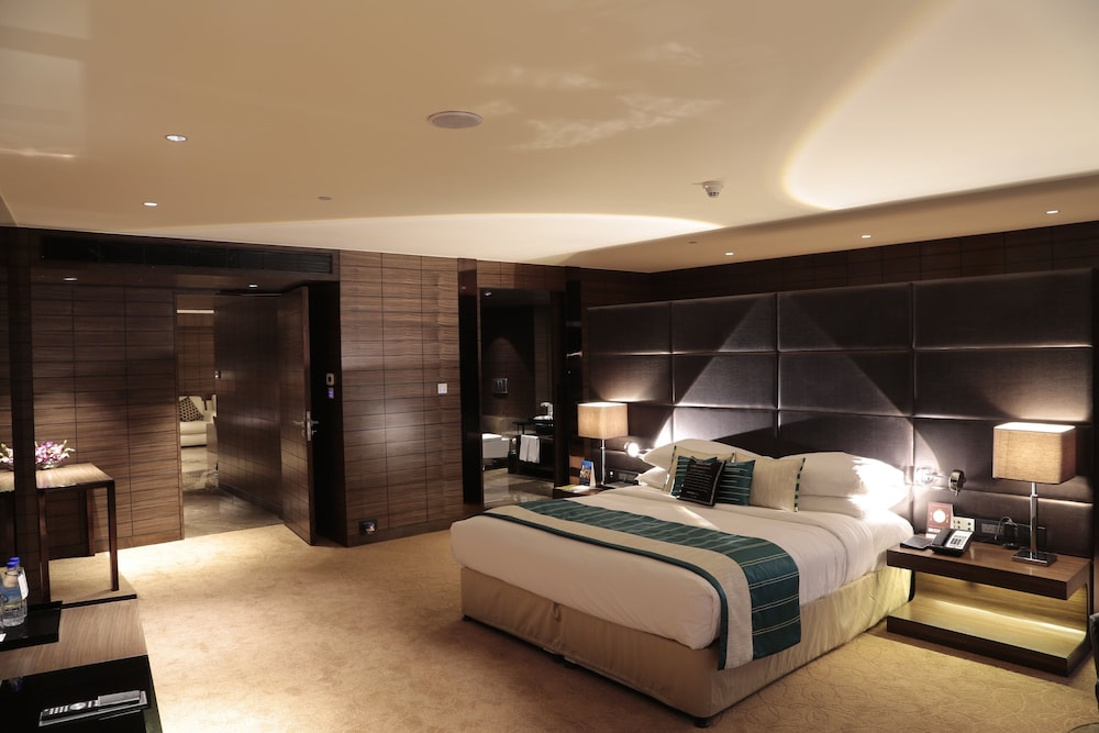 Neptune Premier Lagoon View Suite with Bath Tub and Private Balcony - King Bed photo 1