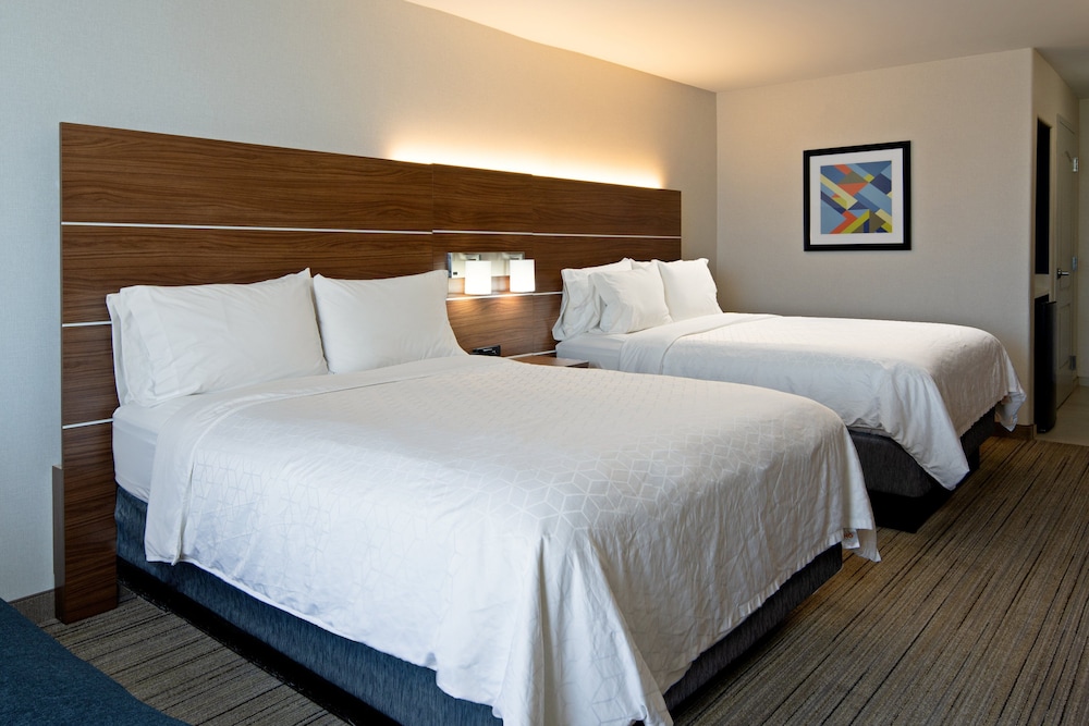 Standard Room, 2 Queen Beds, Accessible (Mobility, Roll-In Shower) - Photo 2