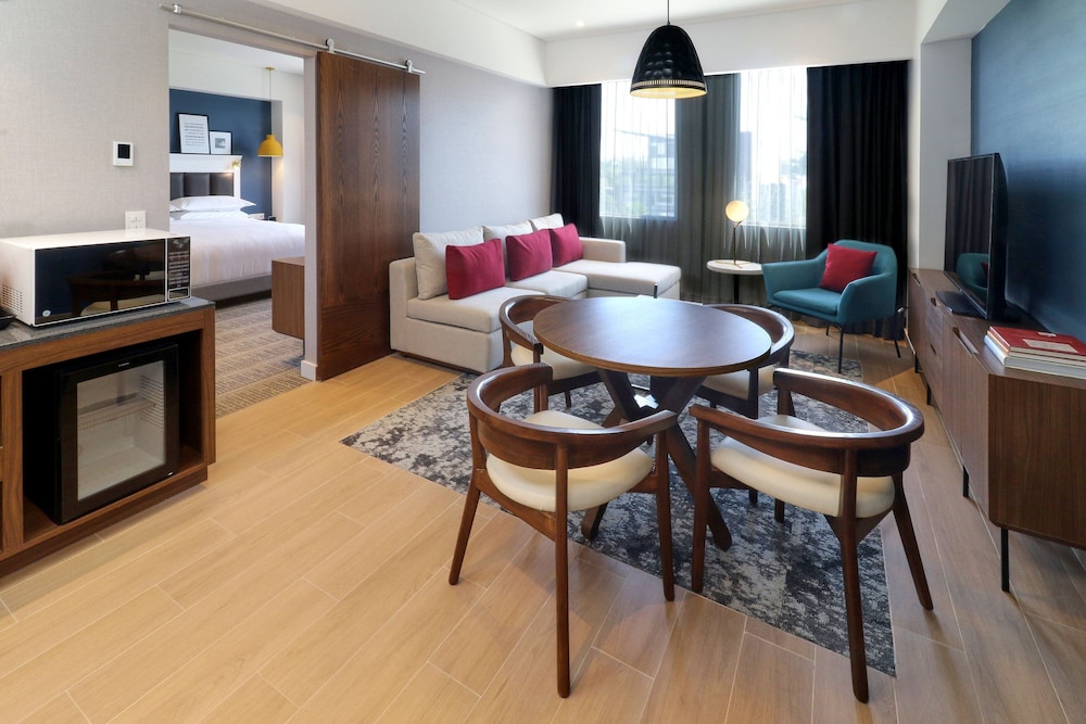 Suite, 1 Bedroom - Photo 5