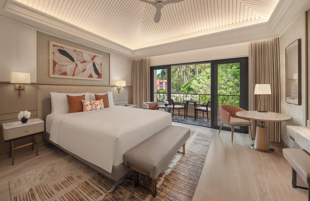 Grand Room, 1 King Bed, Lagoon View - Photo 4