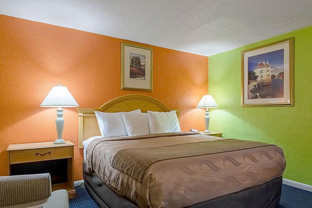 Standard Room, 1 King Bed, Non Smoking photo 2