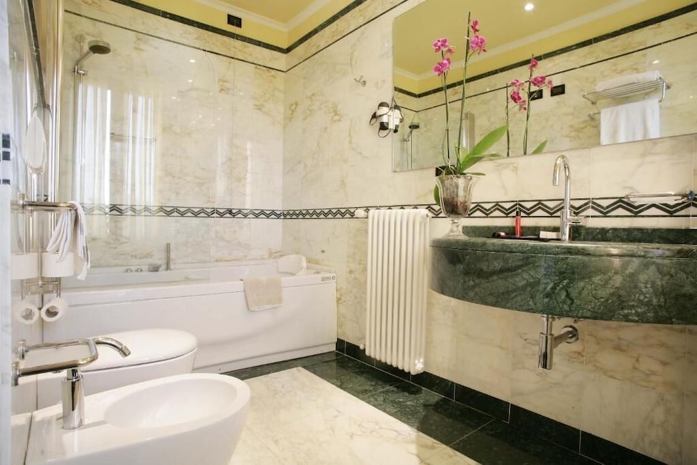 Deluxe Double Room - Photo 10