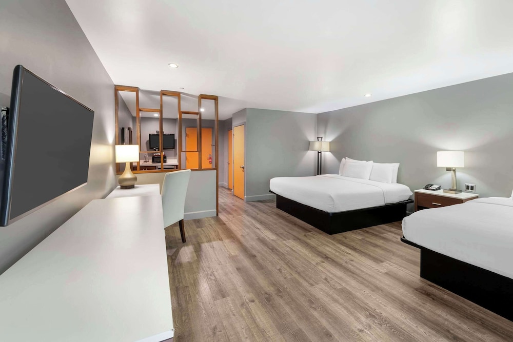 Basic Room, Multiple Beds, Non Smoking - Photo 4