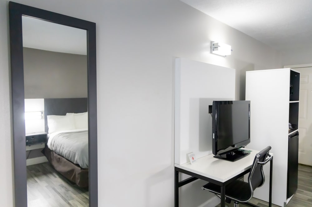 Standard Room, 1 King Bed, Non Smoking - Photo 4