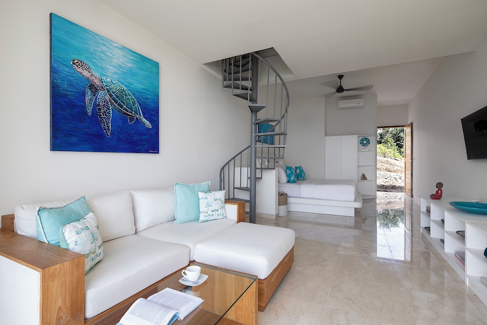 Hilltop Pool Suite photo 1