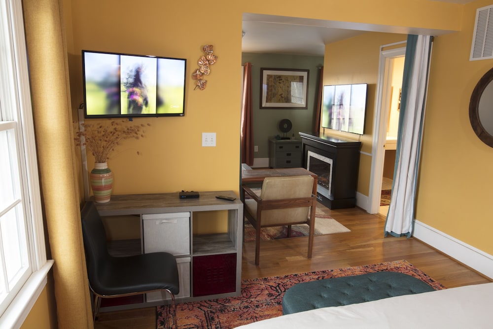 Redwood Suite photo 2
