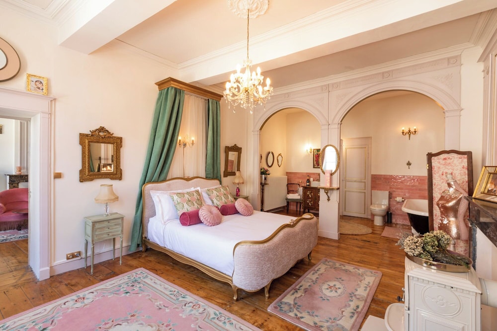 Grand Suite, 2 Bedrooms, Bathtub, City View photo 1