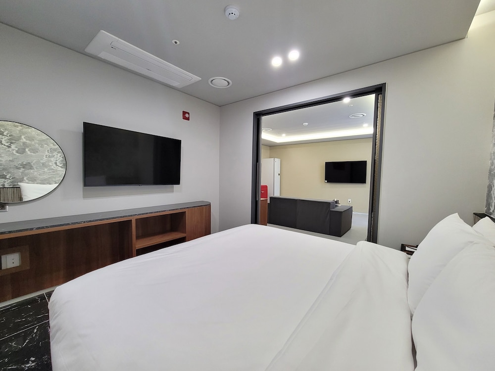 Suite Family Room - Photo 23