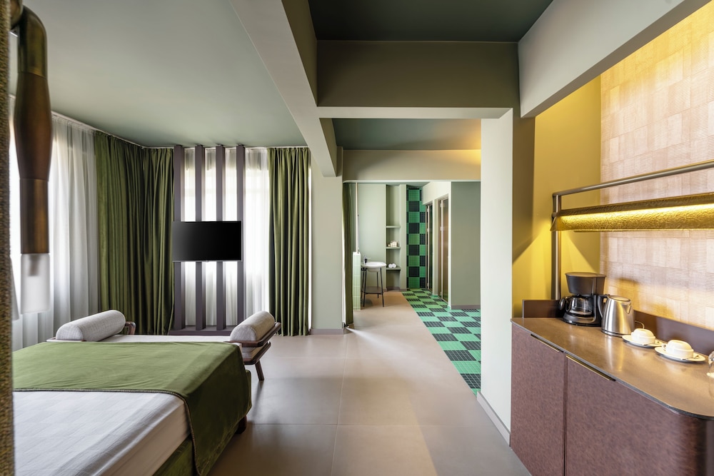 Superior Suite - Photo 8