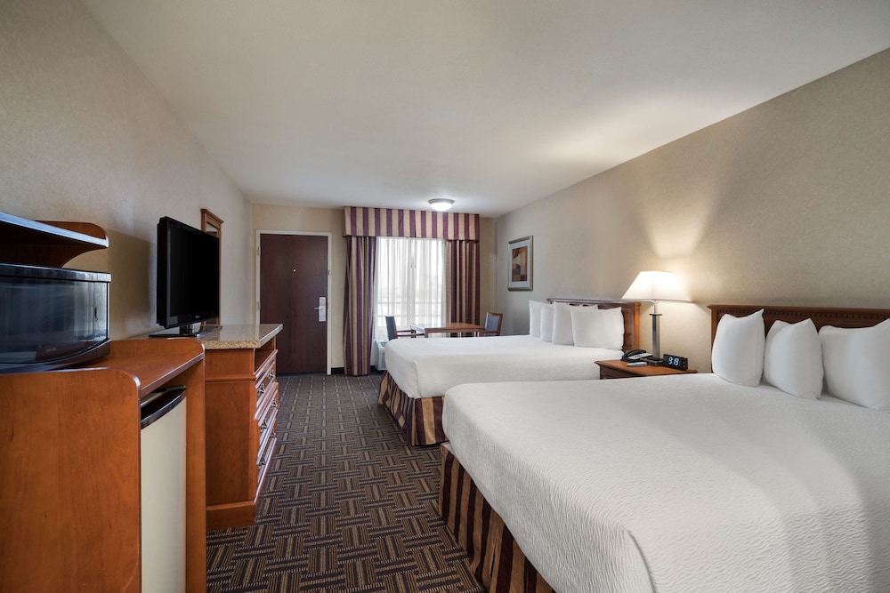 Standard Room, 2 Queen Beds, Non Smoking, Refrigerator - Photo 1