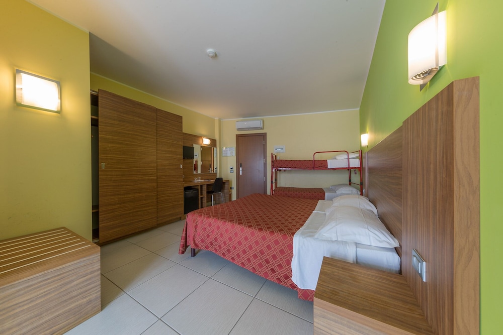 Standard Quadruple Room, Partial Sea View photo 1
