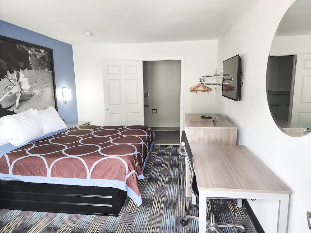 Suite, 1 King Bed, Smoking photo 1
