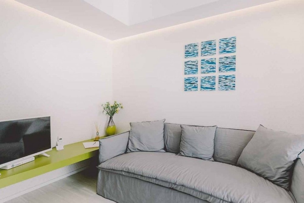 Suite 10, Photo 6