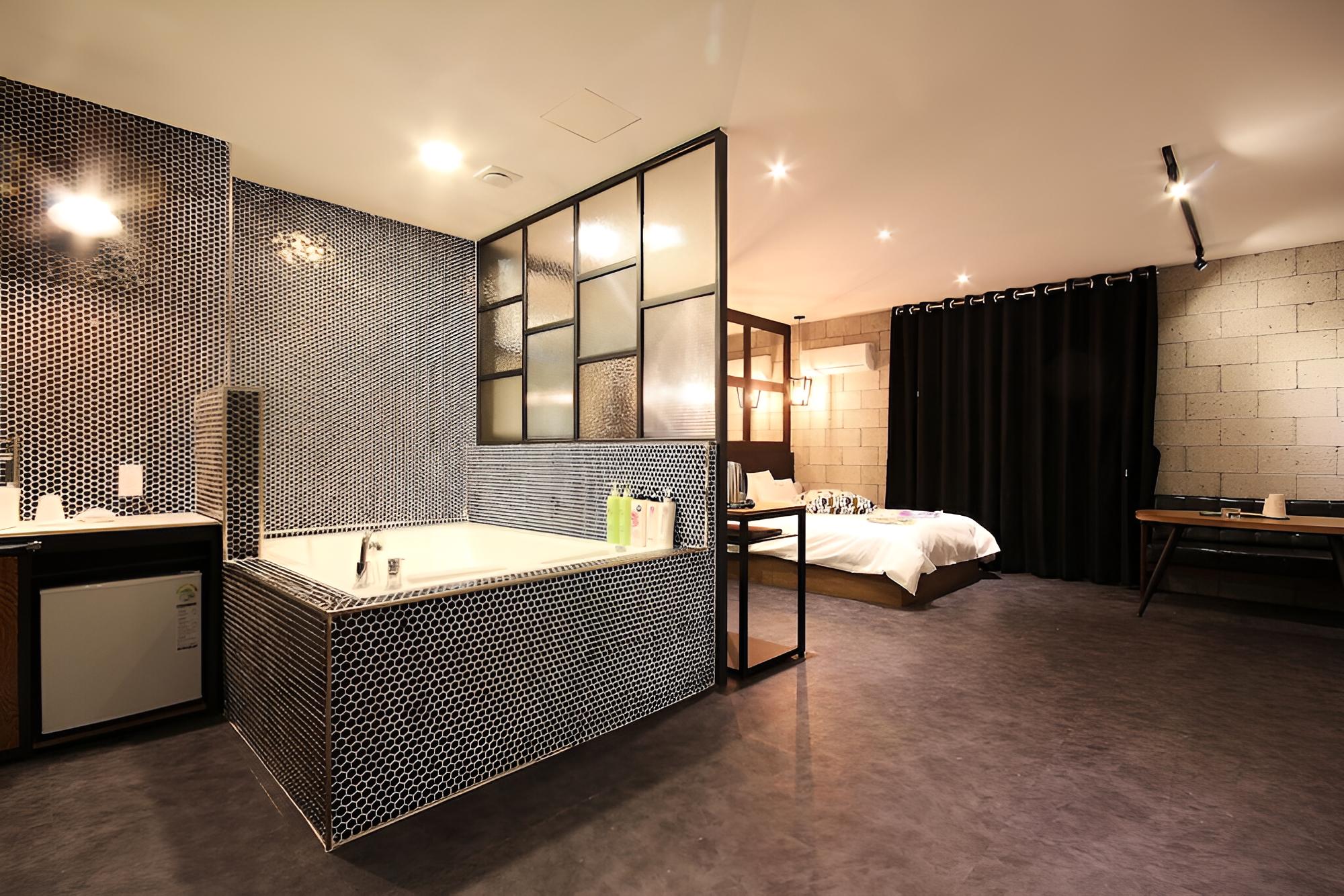 Room (VIP (available to watch Netflix YouTu) - Photo 12