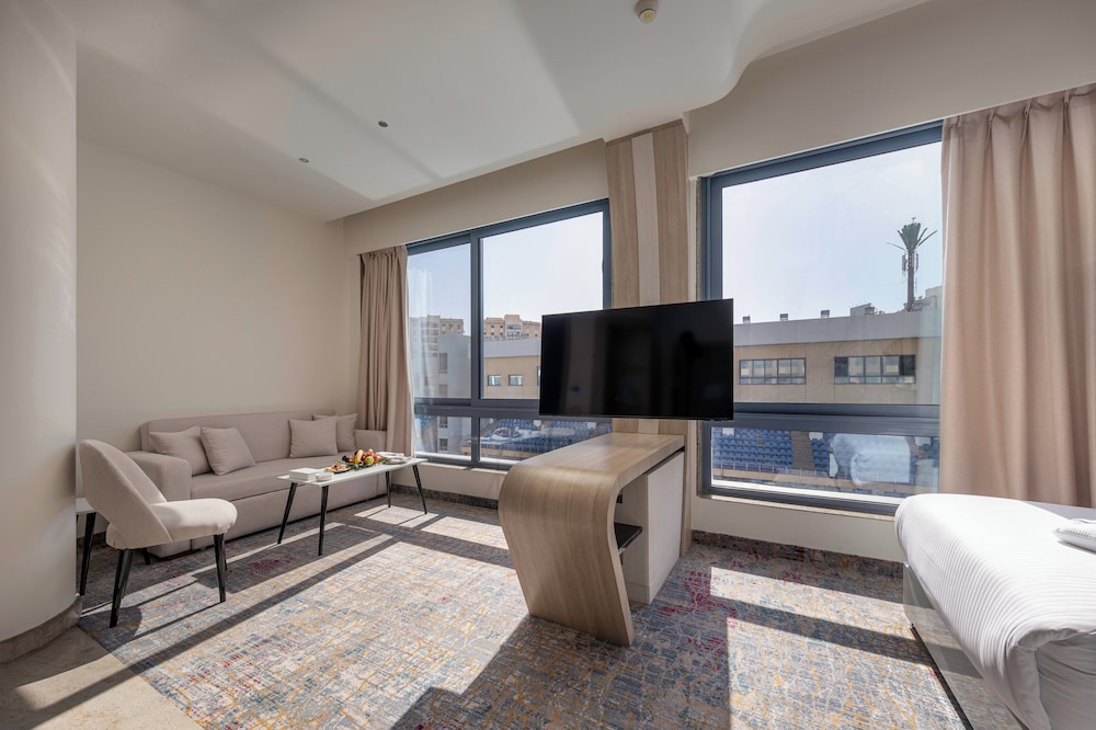 Premium Room, 1 King Bed, Pool View photo 1