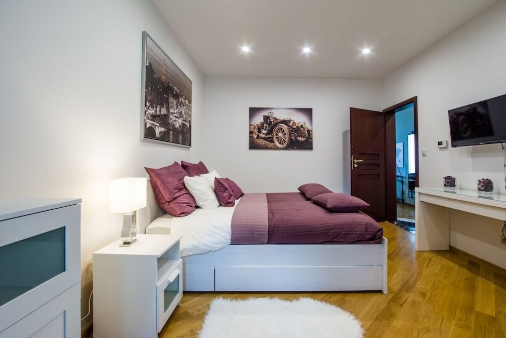 Exclusive Apartment, 1 Bedroom, Kitchenette, City View photo 3