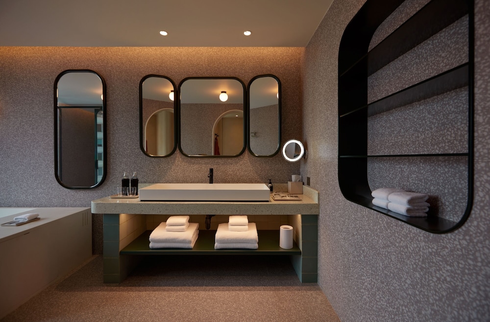 Suite, 1 King Bed, Balcony