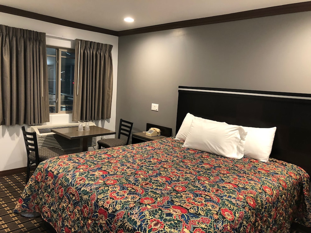 Room, 1 King Bed, Smoking photo 1