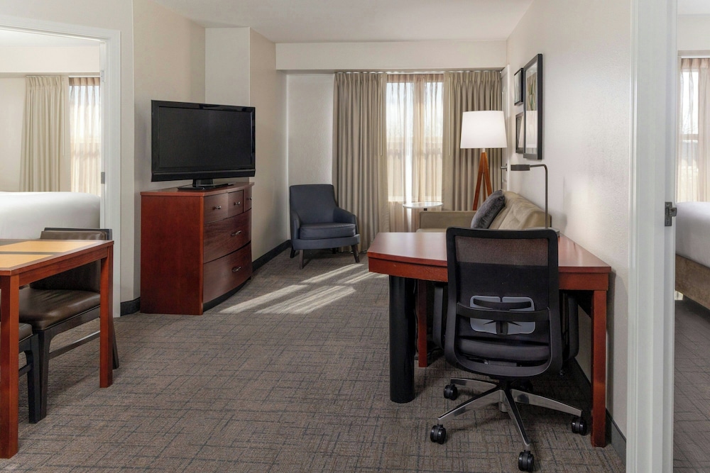 Suite, 1 Double Bed (Mobility/Hearing Access, Roll-In Shwr) - Photo 4