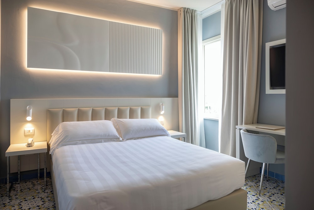 Superior Double or Twin Room, Partial Sea View photo 2