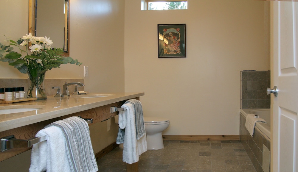 Premier Single Room, 1 King Bed, Valley View, Ground Floor photo 2
