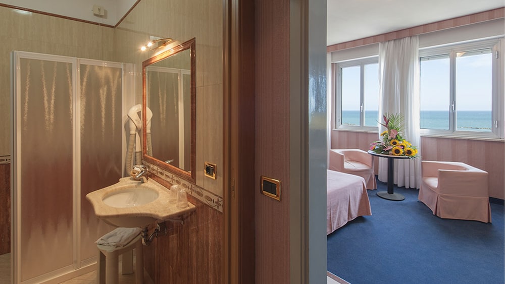 Standard Double or Twin Room, Sea View - Photo 11