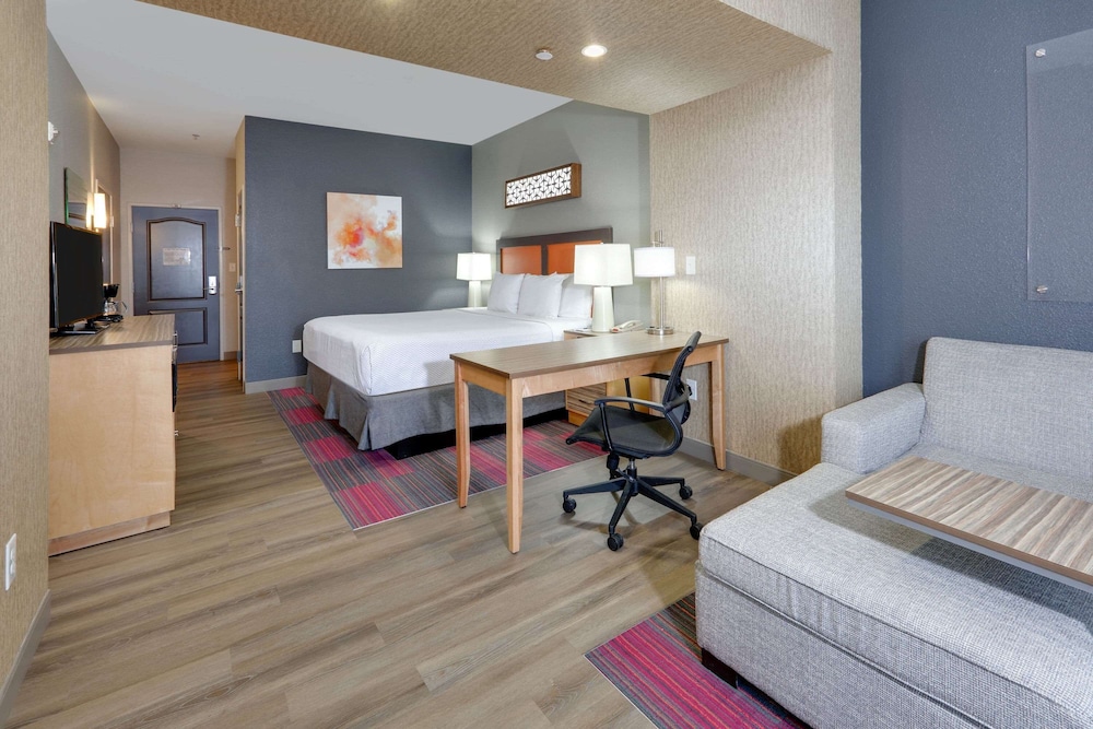 Family Suite, 1 King Bed, Accessible, Non Smoking (Deluxe, Mobility/Hearing, Grab bars) - Photo 3