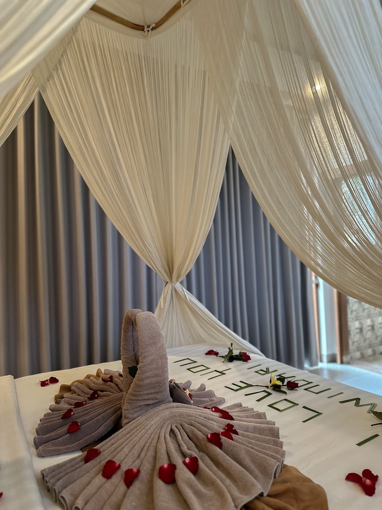 Deluxe Room - Photo 11