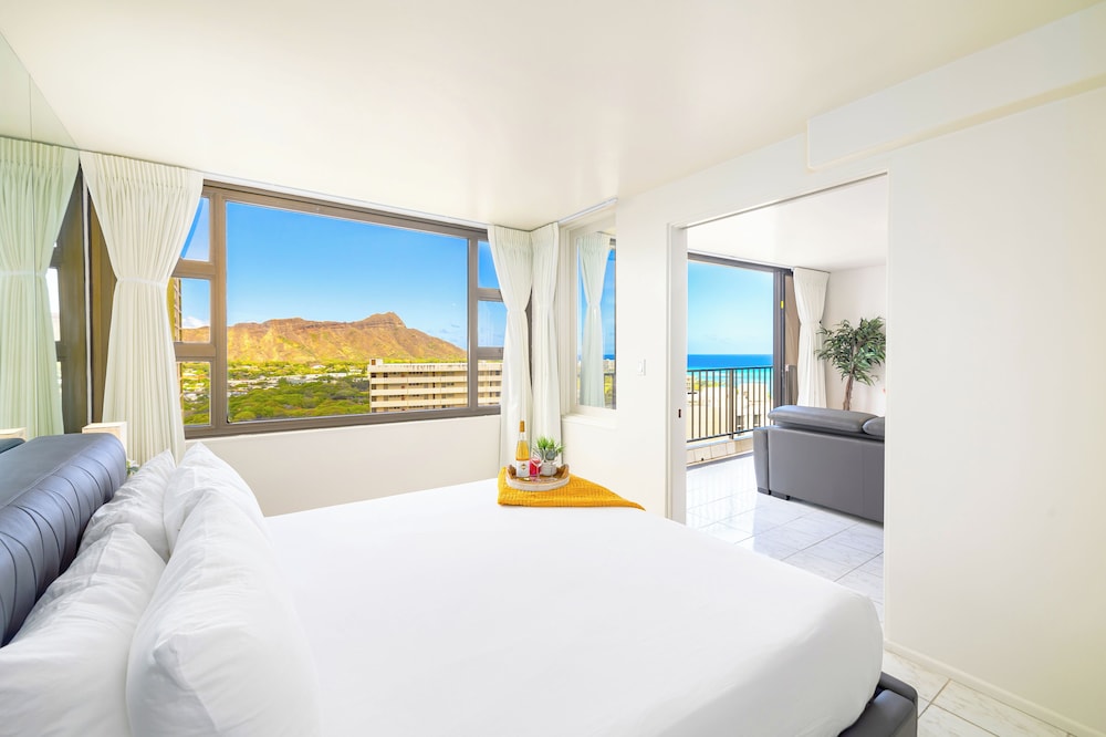 Diamond Head and Ocean views with King Bed and Parking: hotel room photo