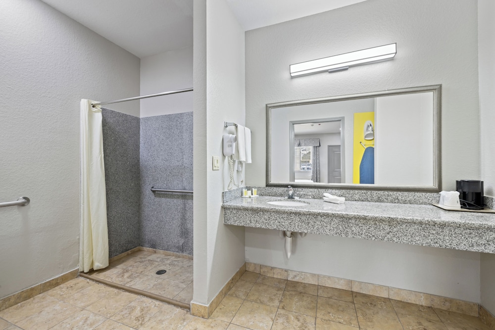 Room, 2 Queen Beds, Accessible, Non Smoking (Mobility, Roll-in Shower) photo 2