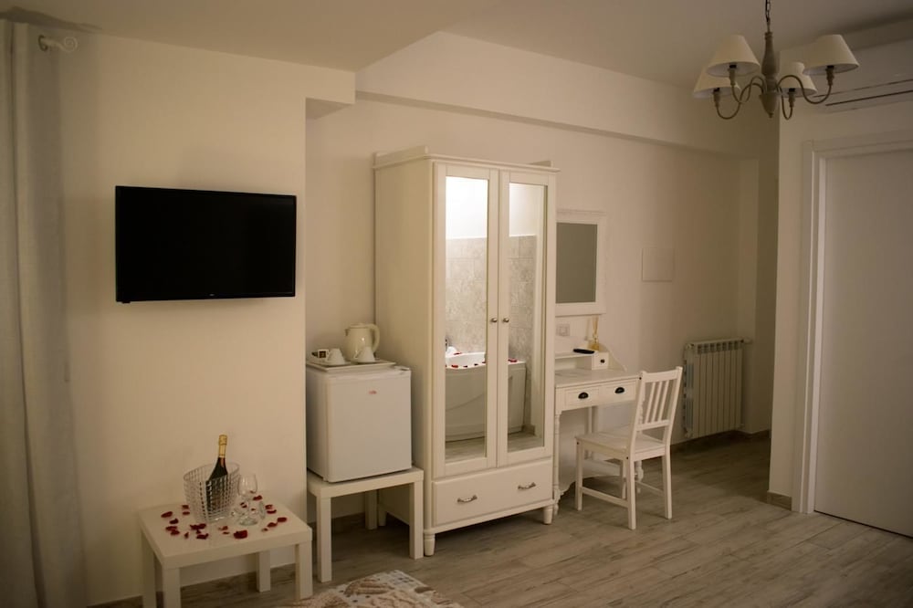 Deluxe Double Room, Bathtub