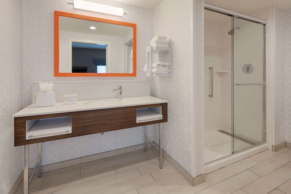 Room, 1 King Bed with Sofa bed, Accessible, Bathtub - Photo 4