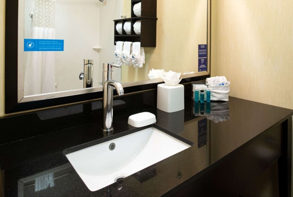 Room, 1 King Bed, Accessible, Bathtub - Photo 4