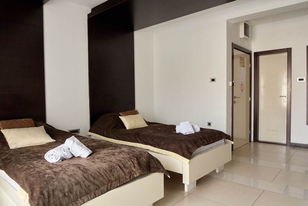 Standard Double or Twin Room - Photo 15
