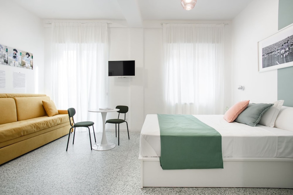 Deluxe Quadruple Room, Private Bathroom, City View