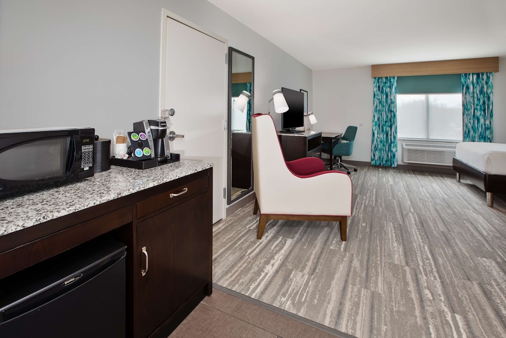 Room, 2 Queen Beds, Accessible, Bathtub photo 3