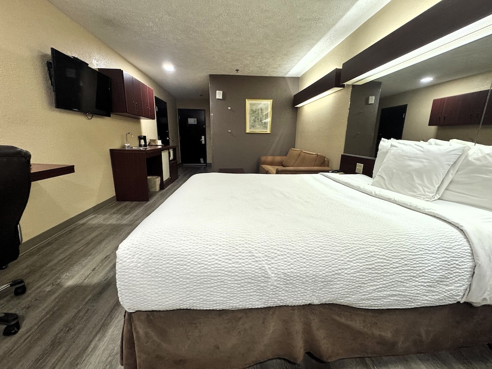 Room, 1 Queen Bed, Accessible, Non Smoking (Mobility/Hearing Impaired) - Photo 7