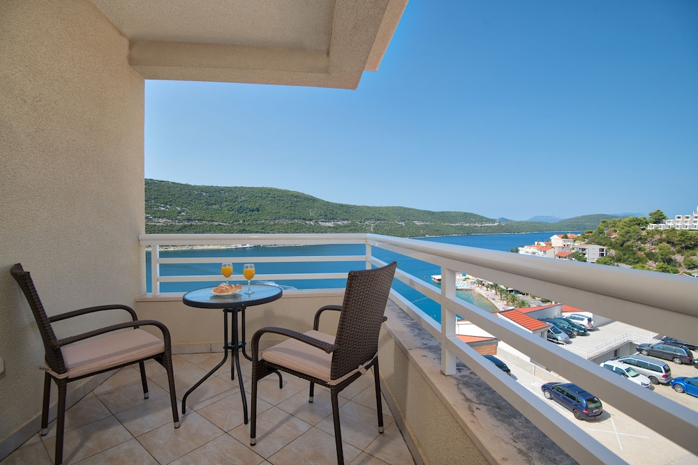 Double or Twin Room, Balcony, Sea View photo 3