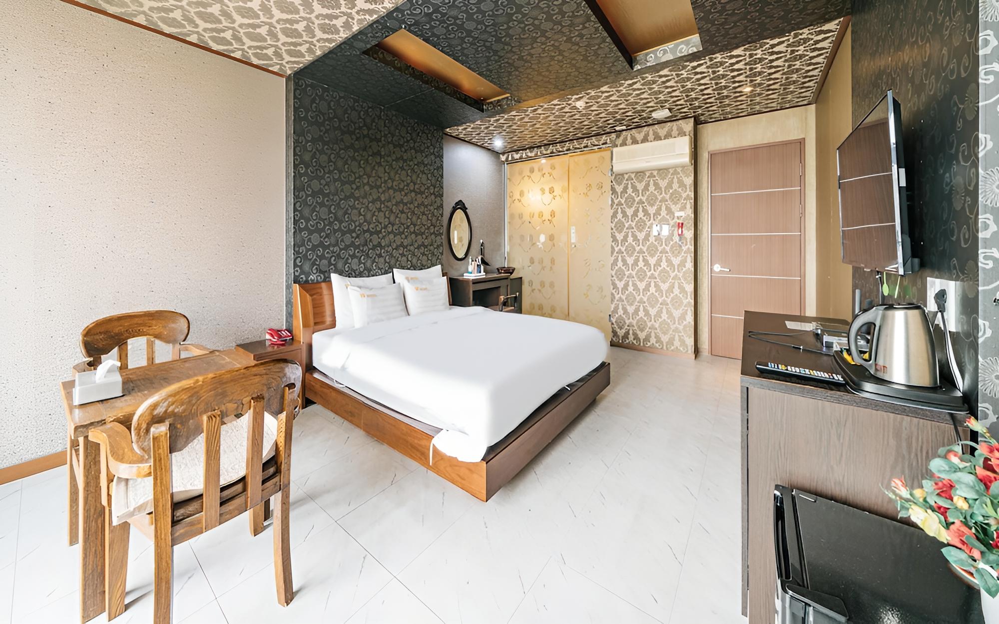 Room (VIP room (Netflix spa bath)) - Photo 4
