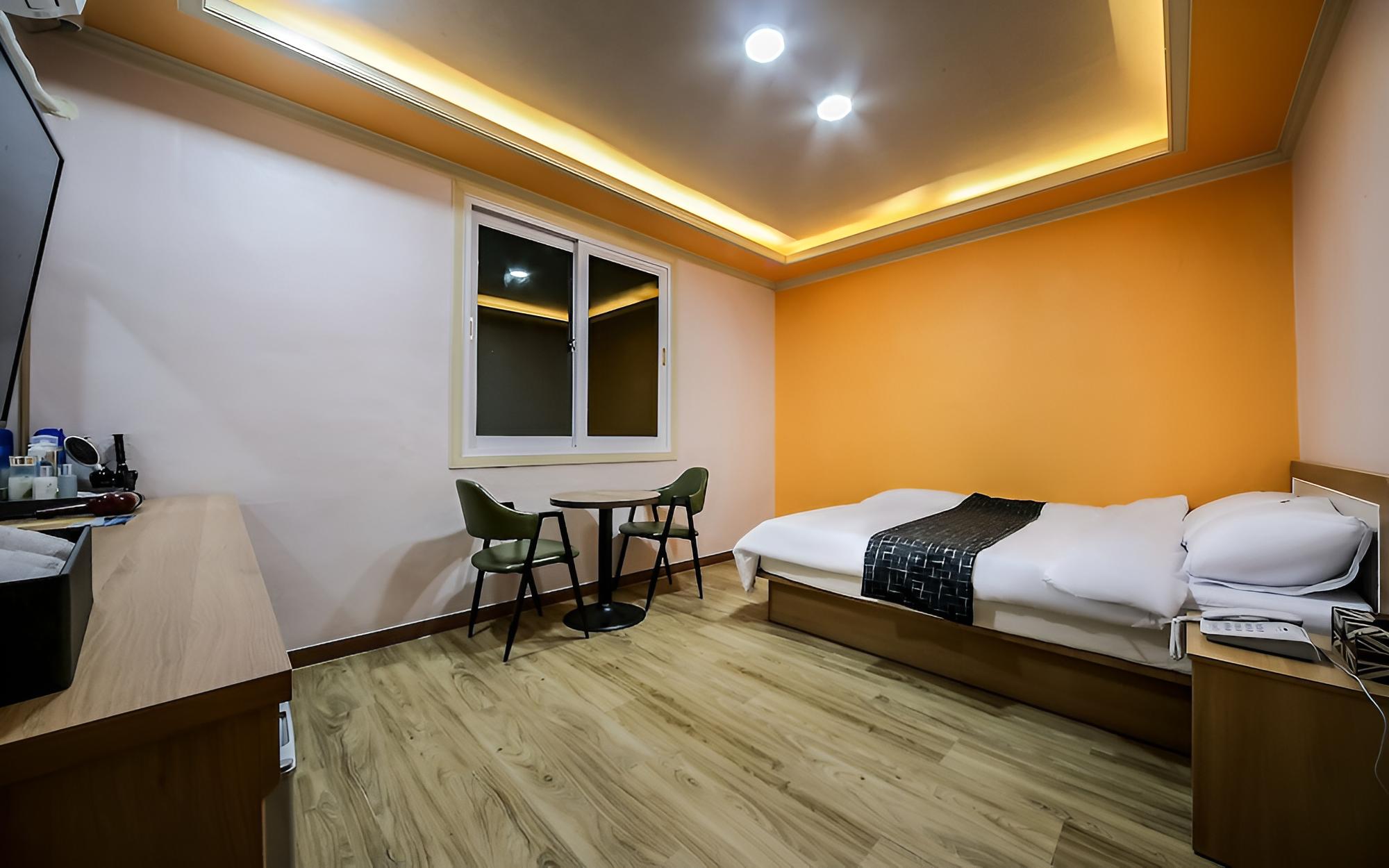 Room (Standard Room) - Photo 12