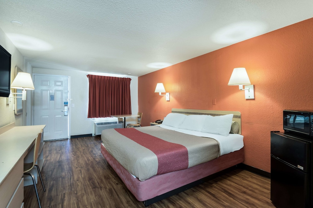 Standard Room, 1 King Bed, Non Smoking, Refrigerator & Microwave photo 2