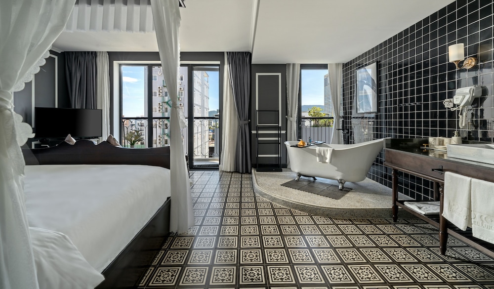 King Suite with Balcony - Photo 10