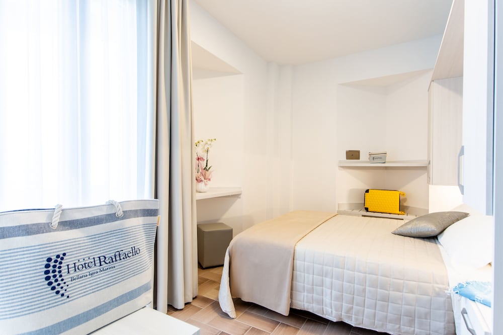 Superior Room, 1 Queen Bed, Partial Sea View, Corner photo 1